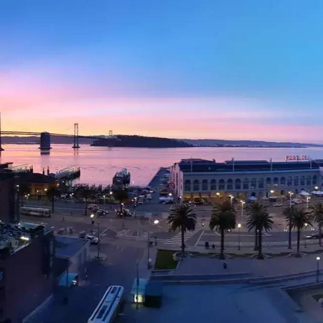 Une vue panoramique du Ferry Building de San Francisco.